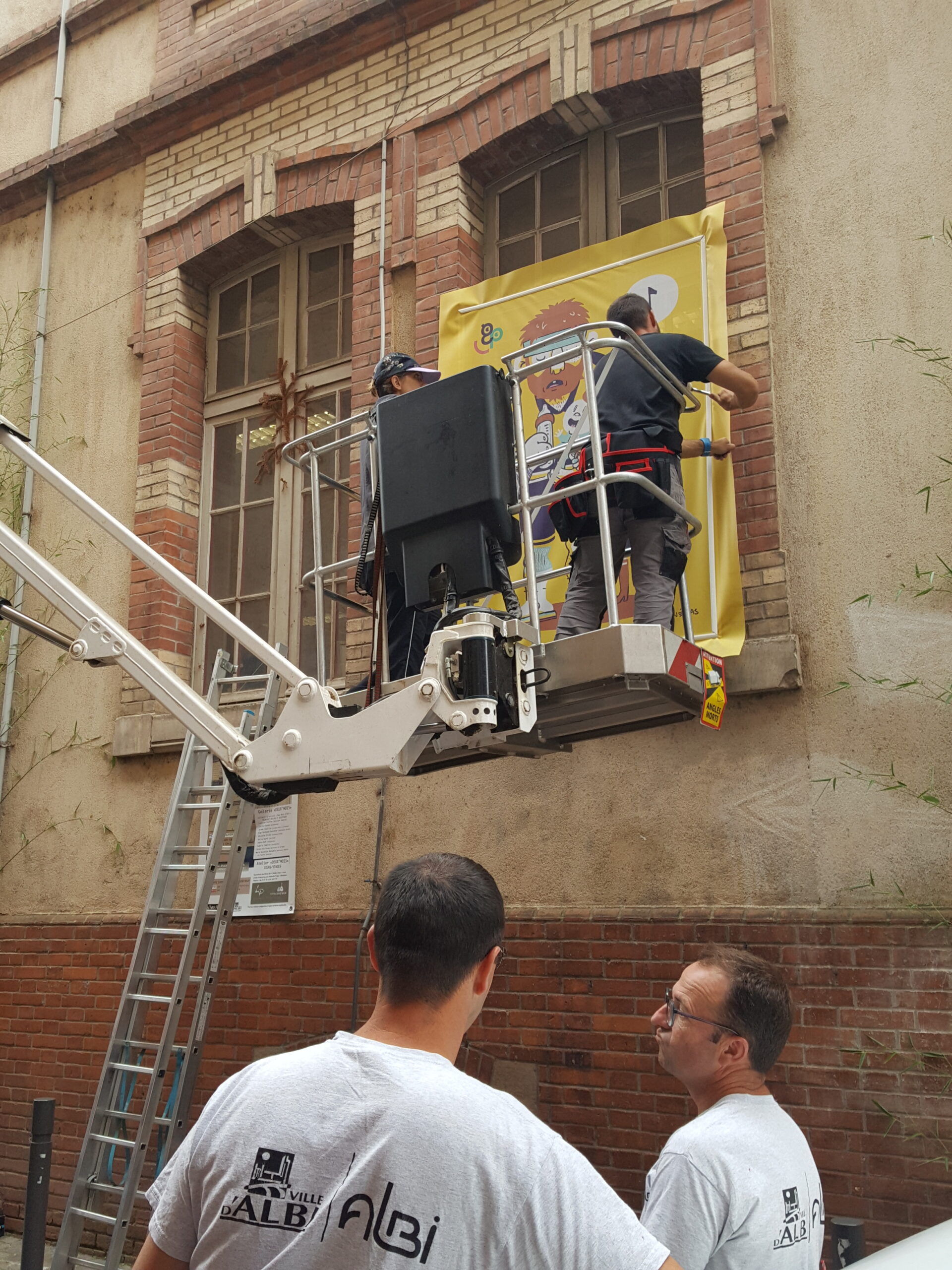 Génération Pasteur – pose des illustrations sur la façade