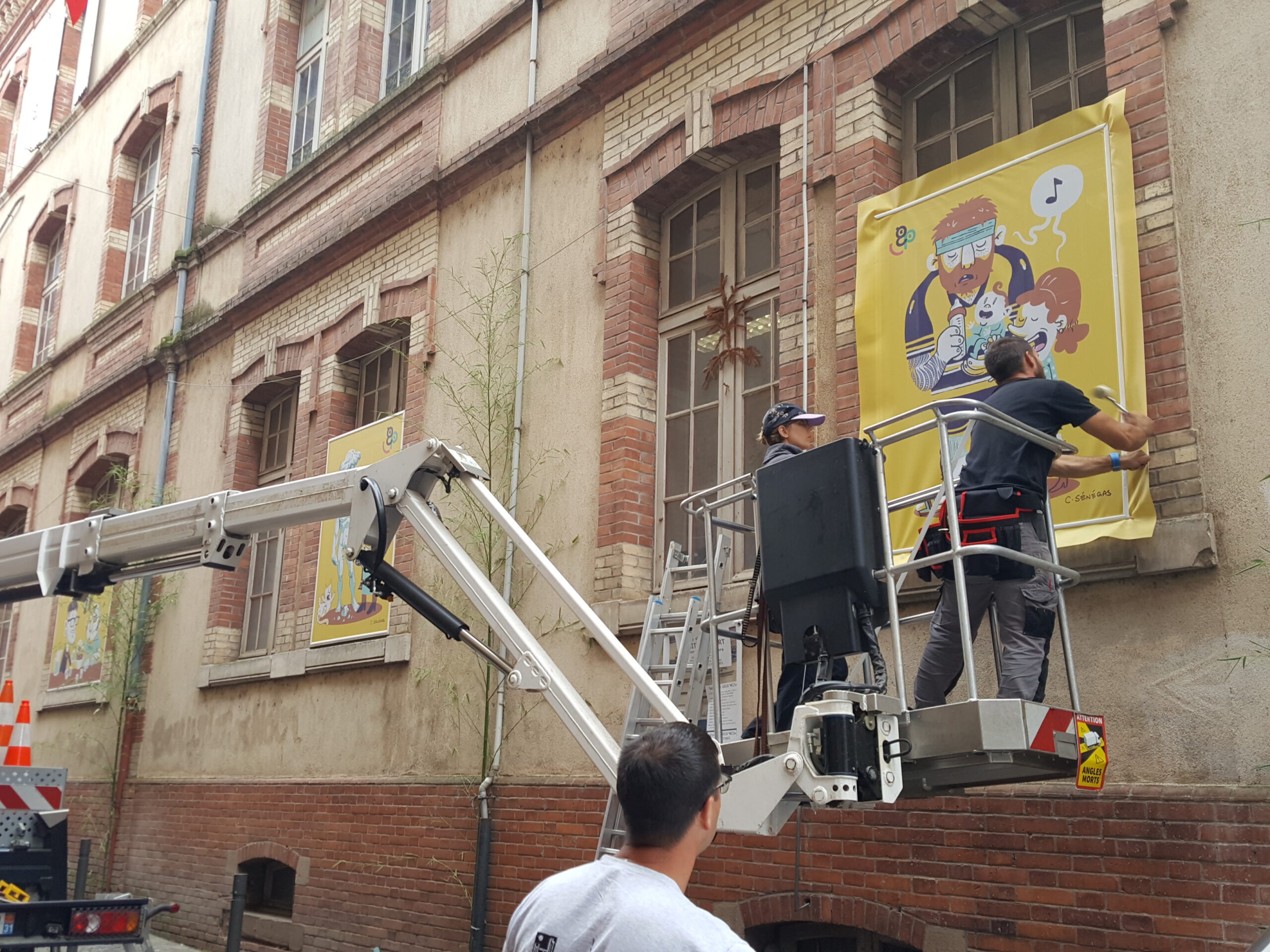 Génération Pasteur – pose des illustrations sur la façade